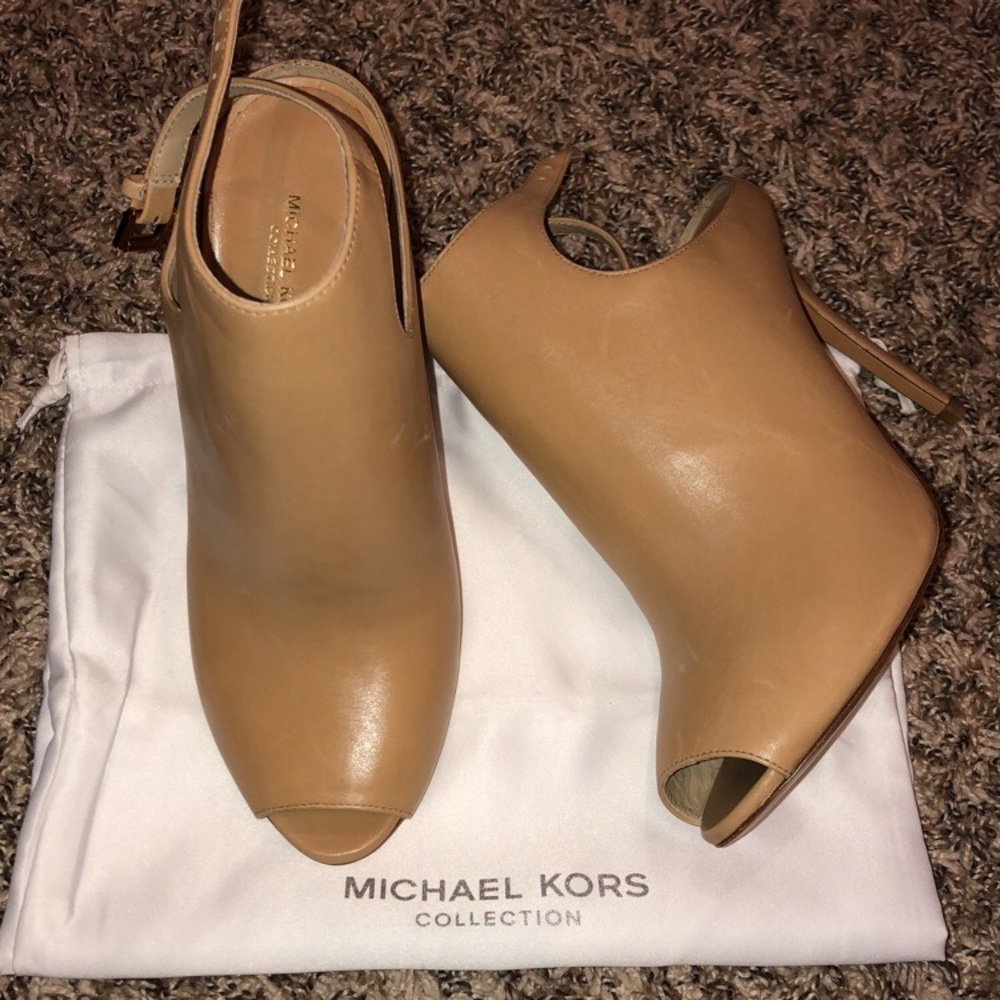 Open toe heals! Chestnut leather MK collection